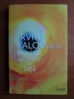 Irvin D. Yalom - Privind soarele in fata